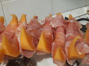 Una foto di melone prosciutto