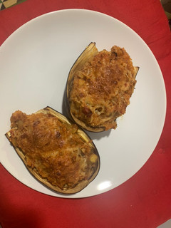 Una foto de Berenjena rellena de arroz y gambas