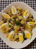 Insalata di patate, uova sode, tonno e cipollotto fresco