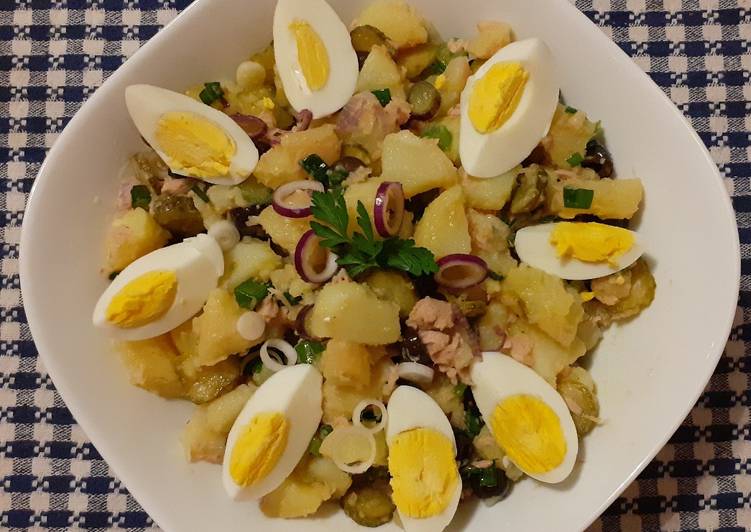 Insalata di patate, uova sode, tonno e cipollotto fresco