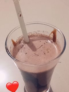 चॉकलेट मिल्कशेक (chocolate milkshake recipe in marathi) रेसिपी चे मुख्य फोटो