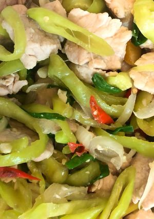 รูปของ หมูผัดพริกหยวก (Stired-fried Pork with Green Peppers)