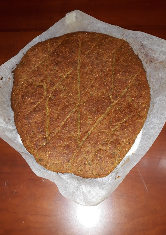 Una foto de Falsa chapata con verduras y semillas. Pan saludable
