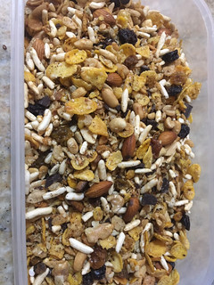 Una foto de Granola p desayuno o merienda con pasas y trocitos de chocolate