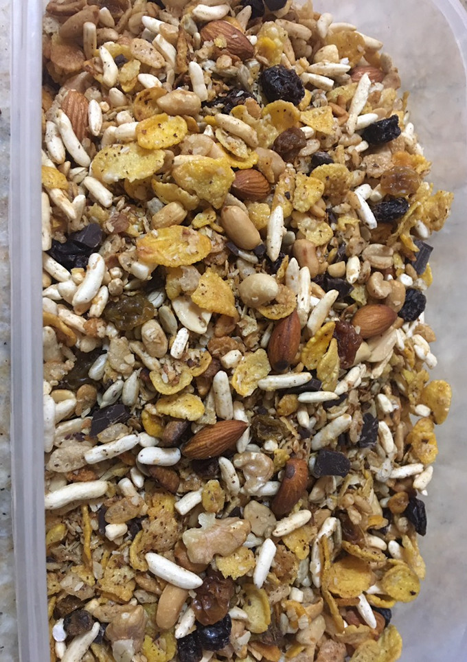 Una foto de Granola p desayuno o merienda con pasas y trocitos de chocolate