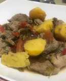 Cerdo saltado con papa criolla