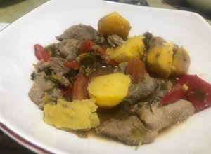 Una foto de Cerdo saltado con papa criolla