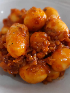 Una foto de Patatas Paris con sofrito de calamar