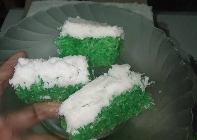 Kue putu mi