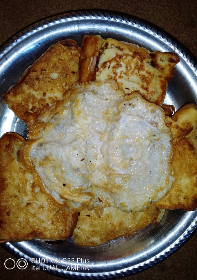 A picture of Shallow frying egg bread.