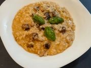 Una foto de risotto de setas shiitake
