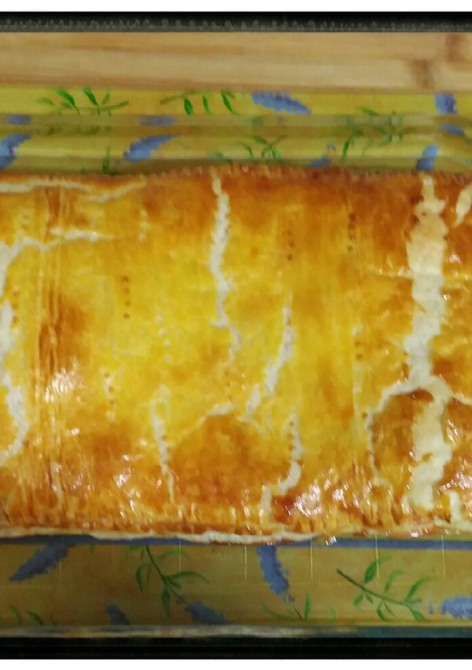 Una foto de Hojaldre con jamón, queso y bechamel