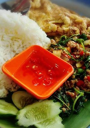 รูปของ ข้าวกะเพราหมูสับไข่เจียวพื้นบ้าน
