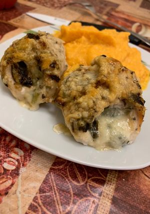 Medvehagymás, parmezános göngyölt csirkemell recept fotója