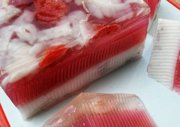 Puding Strawberry Kelapa Muda