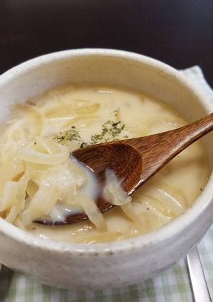 A picture of Onion Milk Soup.