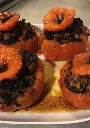 Une photo de Tomates farcies au porc et trompettes de la mort