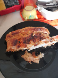 Una foto de Hojaldre relleno de pollo, champis, y huevo