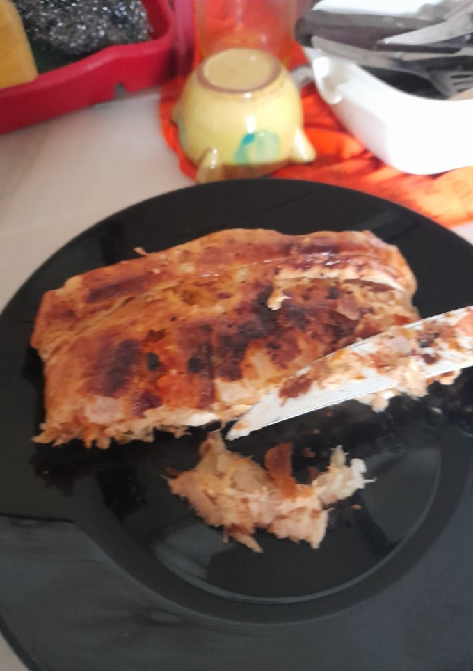 Una foto de Hojaldre relleno de pollo, champis, y huevo