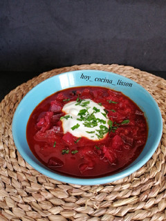 Una foto de Borsch (sopa de remolacha)