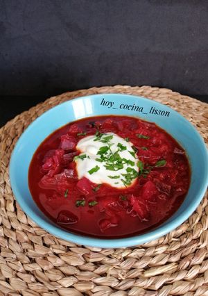 Una foto de Borsch (sopa de remolacha)