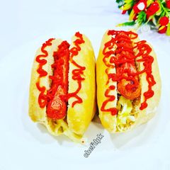 A picture of Hot dog buns.