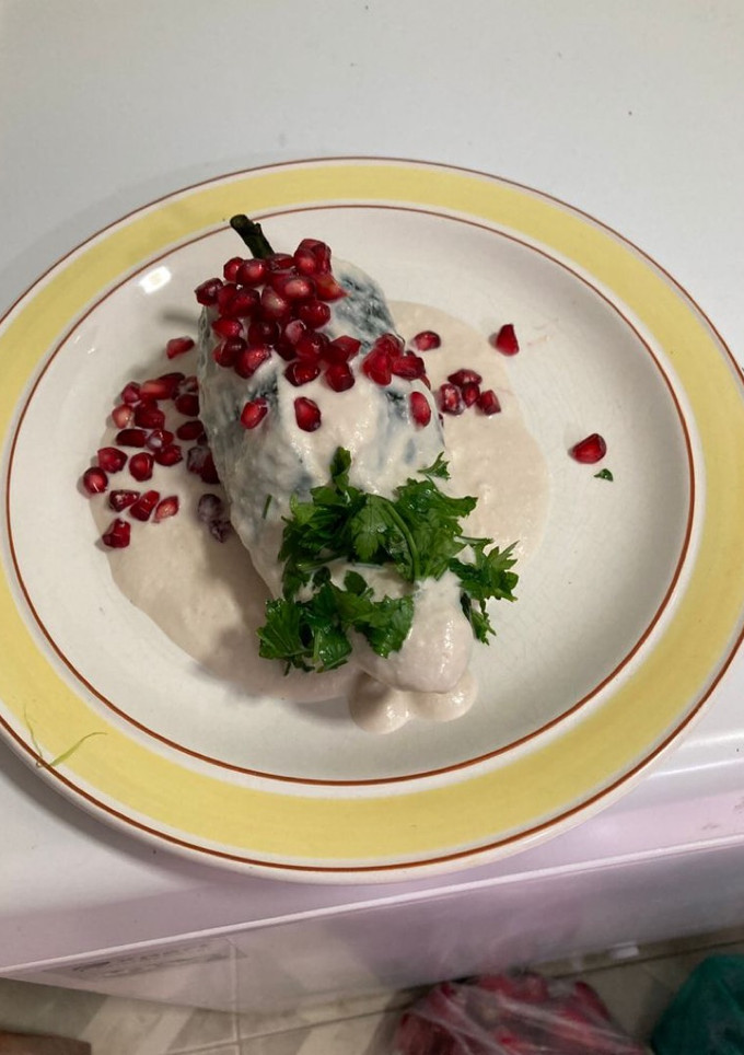 Una foto de Chiles en nogada