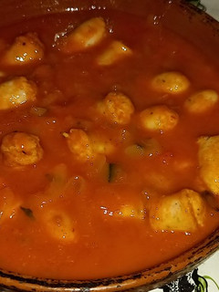 Una foto de Salchichas de pollo con pisto