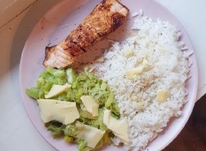 Une photo de Saumon à la fondue de poireaux et riz