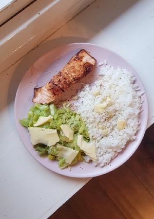 Une photo de Saumon à la fondue de poireaux et riz