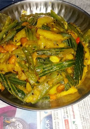 চিংড়ি চিচিংগার ঘন্ট (Chingri Chicingar ghonto recipe in bengali) রেসিপির প্রধান ছবি