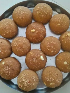 ચૂરમા રવા નાં લાડુ (Churma Rava Ladoo Recipe In Gujarati) રેસીપી મુખ્ય ફોટો