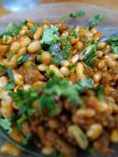 Una foto de Porotos con salsa de tomates