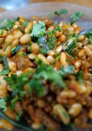 Una foto de Porotos con salsa de tomates