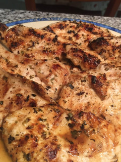Una foto de Pollo a la plancha con limón a lo fresco saludable y rápido