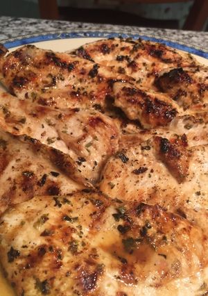 Una foto de Pollo a la plancha con limón a lo fresco saludable y rápido