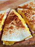 Wrap de huevo, queso y tomate