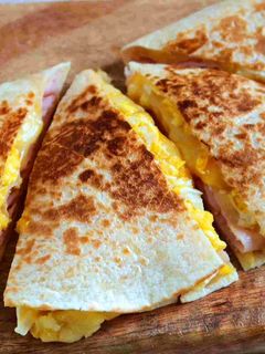 Una foto de Wrap de huevo, queso y tomate