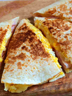 Una foto de Wrap de huevo, queso y tomate
