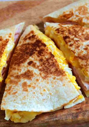 Una foto de Wrap de huevo, queso y tomate