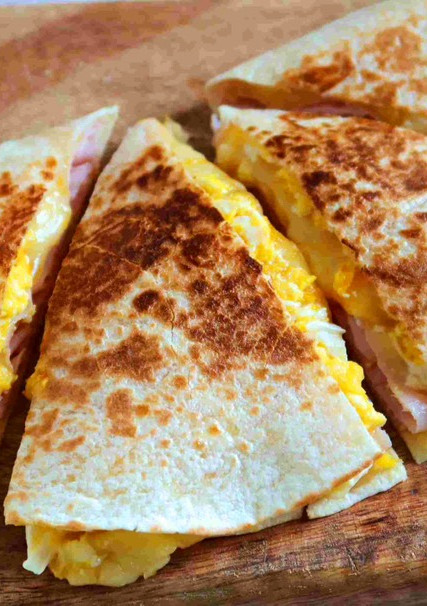 Una foto de Wrap de huevo, queso y tomate