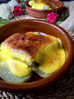 Una foto de Bacalao confitado, gratinado con muselina de ajo