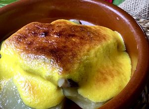 Una foto de Bacalao confitado, gratinado con muselina de ajo