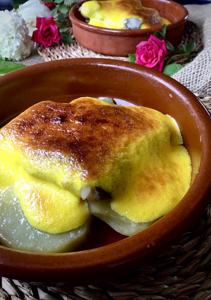Una foto de Bacalao confitado, gratinado con muselina de ajo