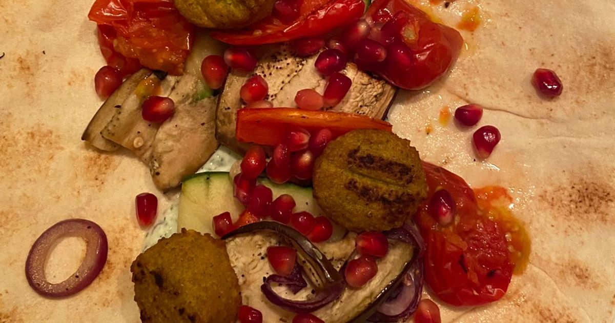 Resep Lebanese flatbread with grilled veggies, falafel and... - foto hasil masakan Resep Lebanese flatbread with grilled veggies, falafel and... - foto hasil masakan