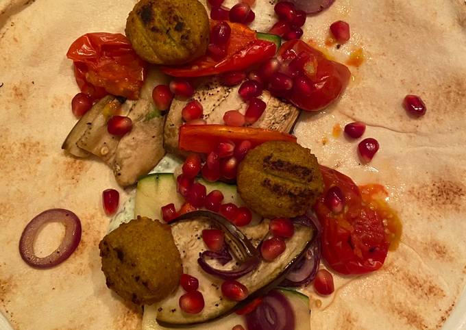 Libanese flatbread with grilled veggies, falafel and tzatziki