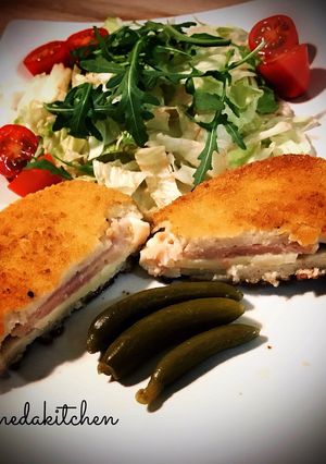 عکسی از دستور مرغ پنیری با ژامبون