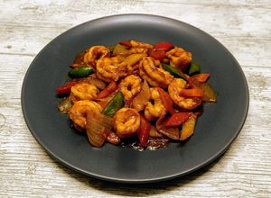 Una foto de Gambas con verduras, curry y cinco especias chinas