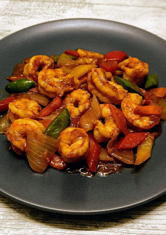Una foto de Gambas con verduras, curry y cinco especias chinas