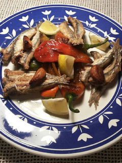 Una foto de Fritura mar y montaña, de anchoas y pimientos